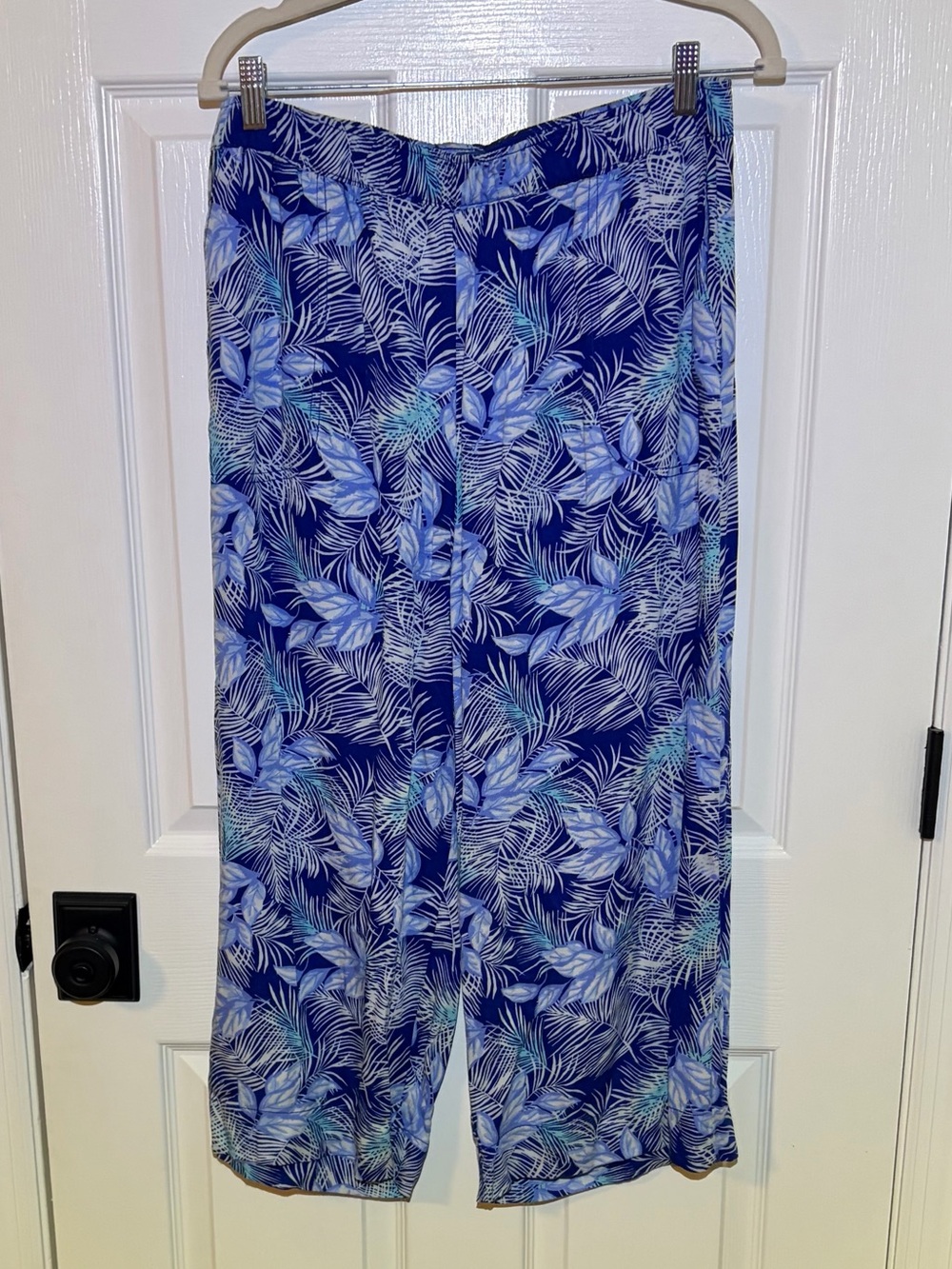 Caribbean Joe Blue and White Tropical Print Capri Pant with side pockets. Sz 12